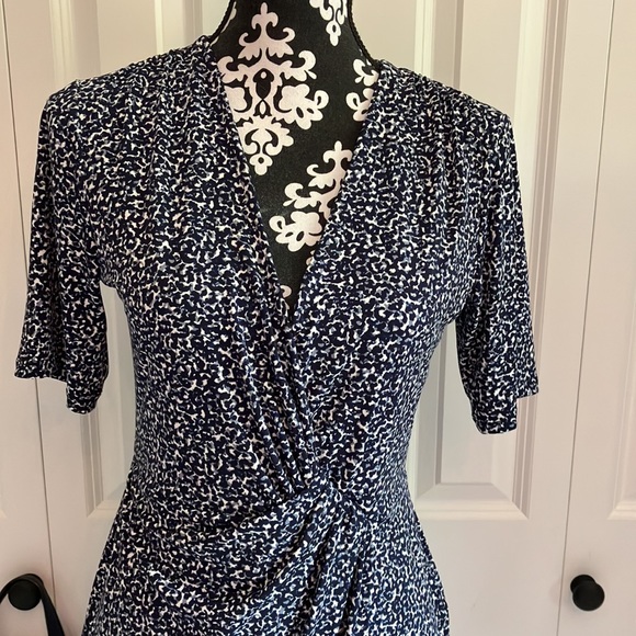 Banana Republic short sleeved faux wrap dress in blue navy black gray and white - Picture 2 of 15